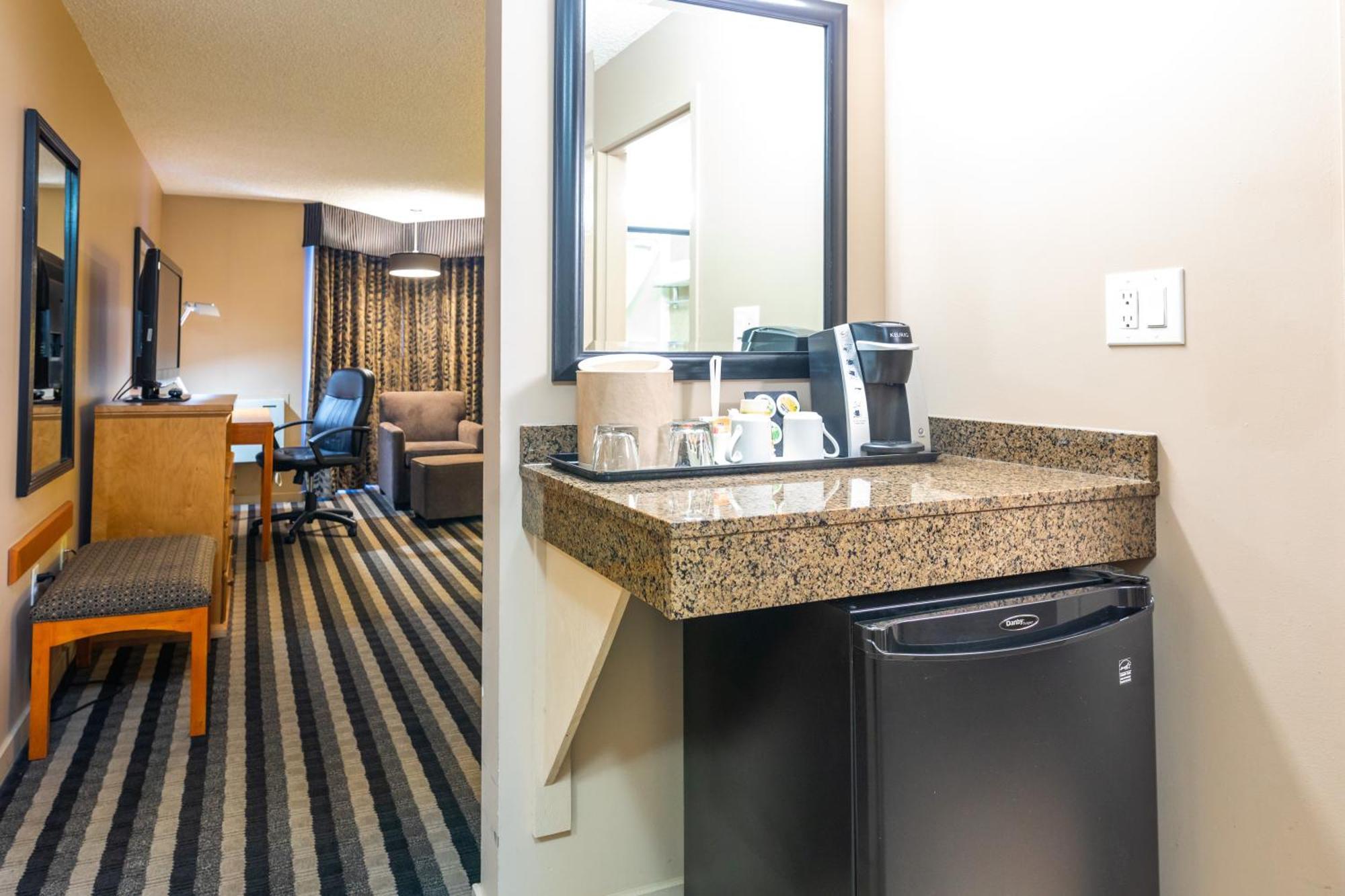 Queen Room with Two Queen Beds - Pet Friendly/Non-Smoking